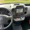 AIRCO, AIRBAGS BESTUURDER + PASSAGIER, CRUISE CONTROL, 7 INCH. INGEBOUWDE GPS, CAMERA + PARKEERSENSOREN ACHTERAAN, DAKLUIK OPENKLAPBAAR, SCHUIFDEUR RECHTS, GETINTE RAMEN RONDOM, ALU GT VELGEN, TREKHAAK, EURO 6