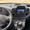 AIRCO, AIRBAGS, CRUISE CONTROL, INGEBOUWDE TOUCHSCREEN NAVIGATIE, HANDENVRIJ BELLEN,  AUX, ACHTERUITRIJCAMERA, PARKEERSENSOREN VOOR & ACHTERAAN, SCHUIFDEUR RECHTS, TREKHAAK