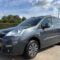 AIRCO, AIRBAGS, CRUISE CONTROL, INGEBOUWDE TOUCHSCREEN NAVIGATIE, HANDENVRIJ BELLEN,  AUX, ACHTERUITRIJCAMERA, PARKEERSENSOREN VOOR & ACHTERAAN, SCHUIFDEUR RECHTS, TREKHAAK
