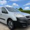 AIRCO, AIRBAGS, CRUISE CONTROL, AUX-AANSLUITING, HANDENVRIJ BELLEN, DAKVENTILATOR, AFGEWERKTE LAADRUIMTE, TUSSENWAND MET RAAM, PARKEERSENSOREN ACHTER, ZEER GOEDE BANDEN